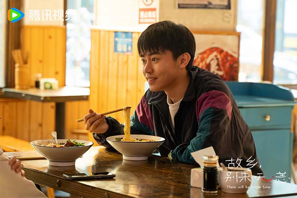 曾柯琅饰刘文山小店吃面.jpg