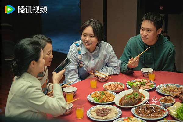李雪琴苏子航饰姐弟与家人团聚.jpg