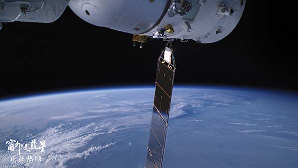 豆瓣8.6高分认证！《窗外是蓝星》以极致真实定义年度银幕奇迹(图4)