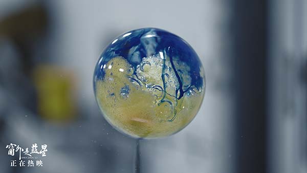 豆瓣8.6高分认证！《窗外是蓝星》以极致真实定义年度银幕奇迹(图9)